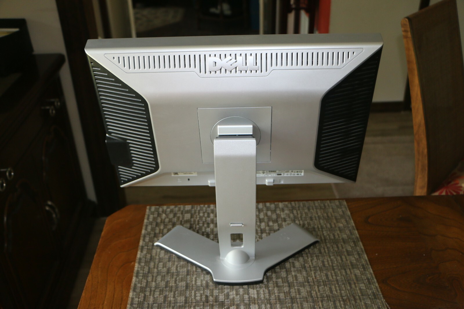 DELL 2007WFP LCD 20″ WIDESCREEN ULTRA SHARP MONITOR W/STAND NON-WORKING
