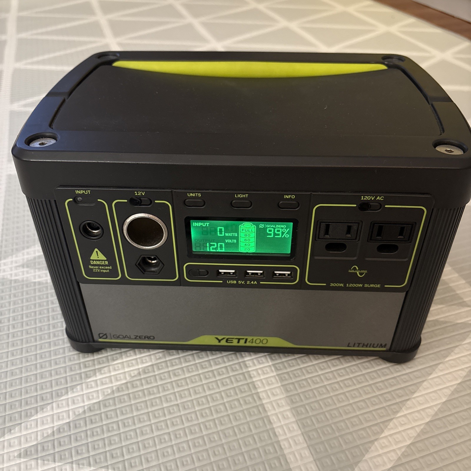 MINT Goal Zero Yeti 400 kit – Lithium Portable Power bank with 2 power supplies