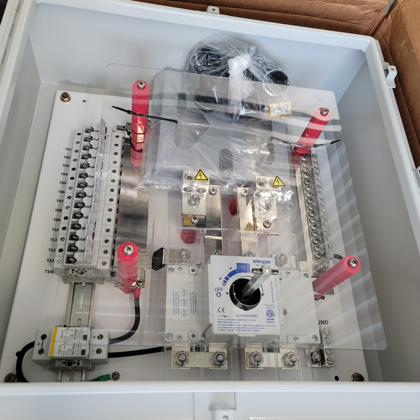 NEW 600V SOLAR COMBINER DC DISCONNECT 250A 14-STRING N4 ENCLOSURE COMMERCIAL