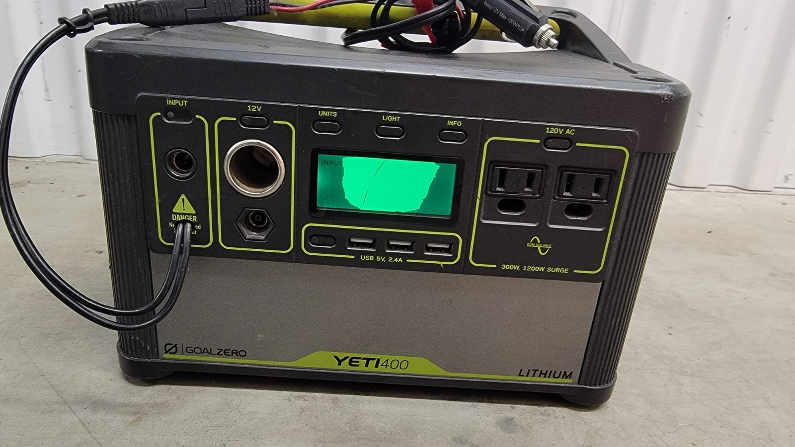 Goal Zero Yeti 400 Portable Power Station Lithium, No Charger DAMAGED WORKING