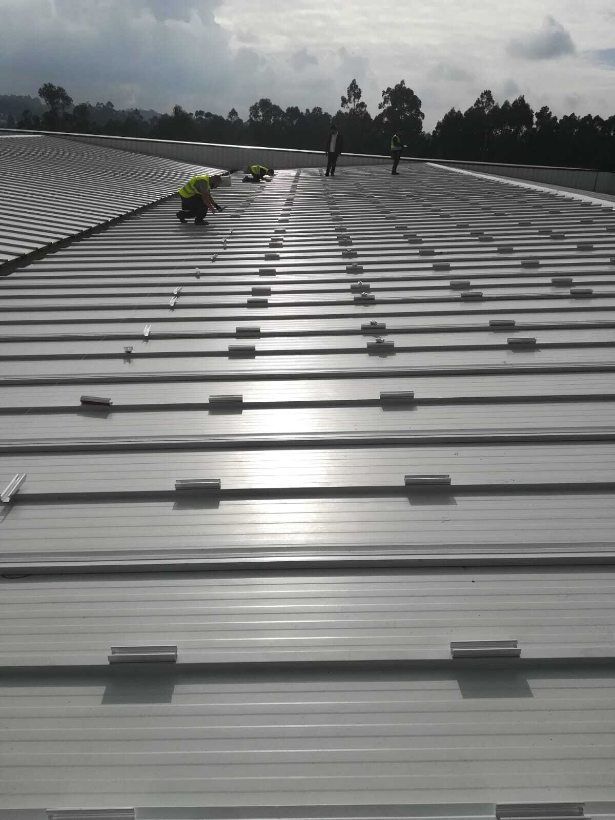 No-Drill Solar Panel Mounting Kit for Metal & Sandwich Roofs – 3M Bonded Rails