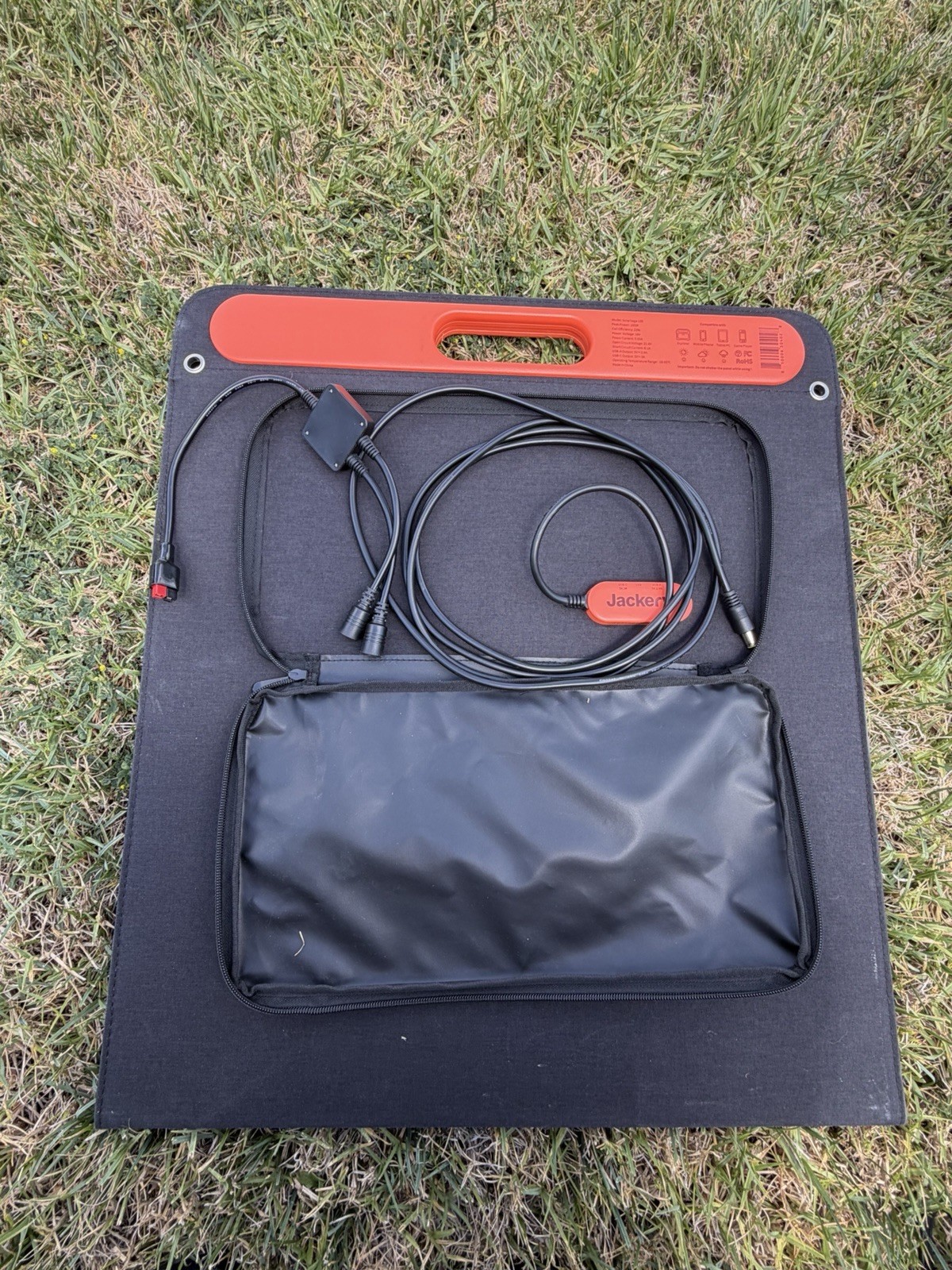 Jackery Explorer 1000 V1 With 2 Solar Saga 100 Solar Panels