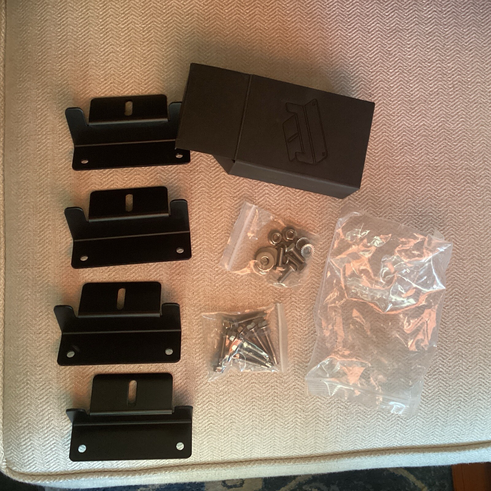 EcoFlow Rigid Solar Panel Mounting Feet With Screws Washers And Nuts