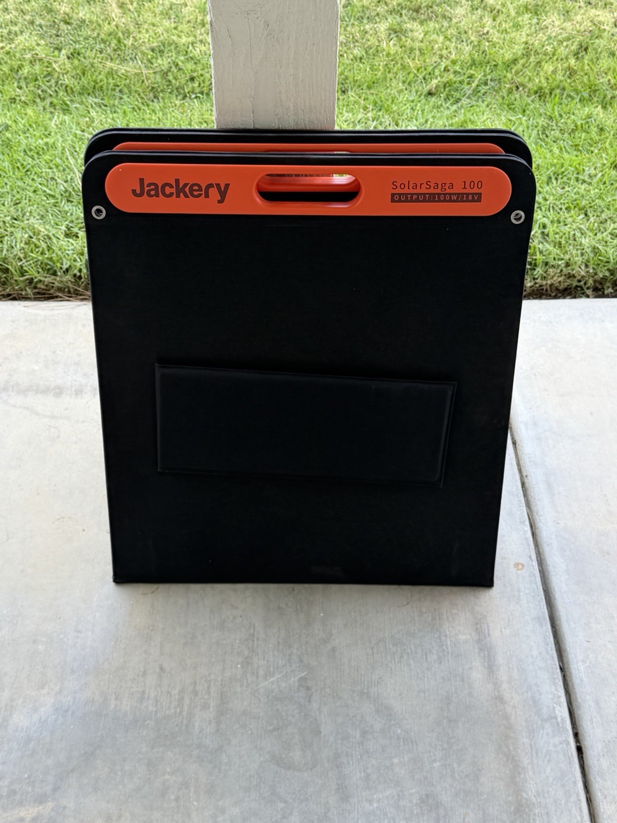 Jackery Explorer 1000 V1 With 2 Solar Saga 100 Solar Panels