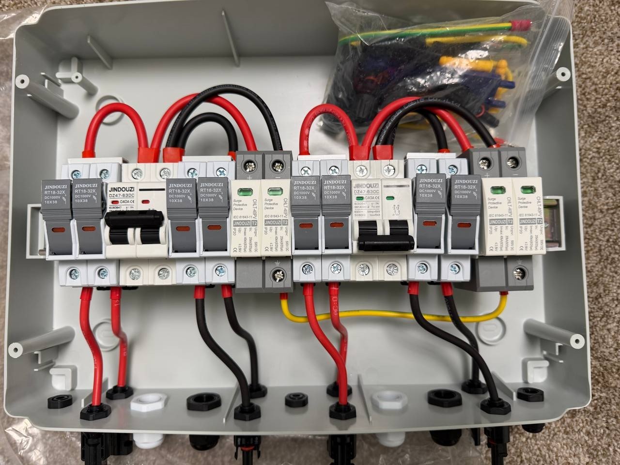 4 in 2 Out Solar PV Combiner Box 40A DC 500V DC IP65 4 String Input 20A PV Fuses
