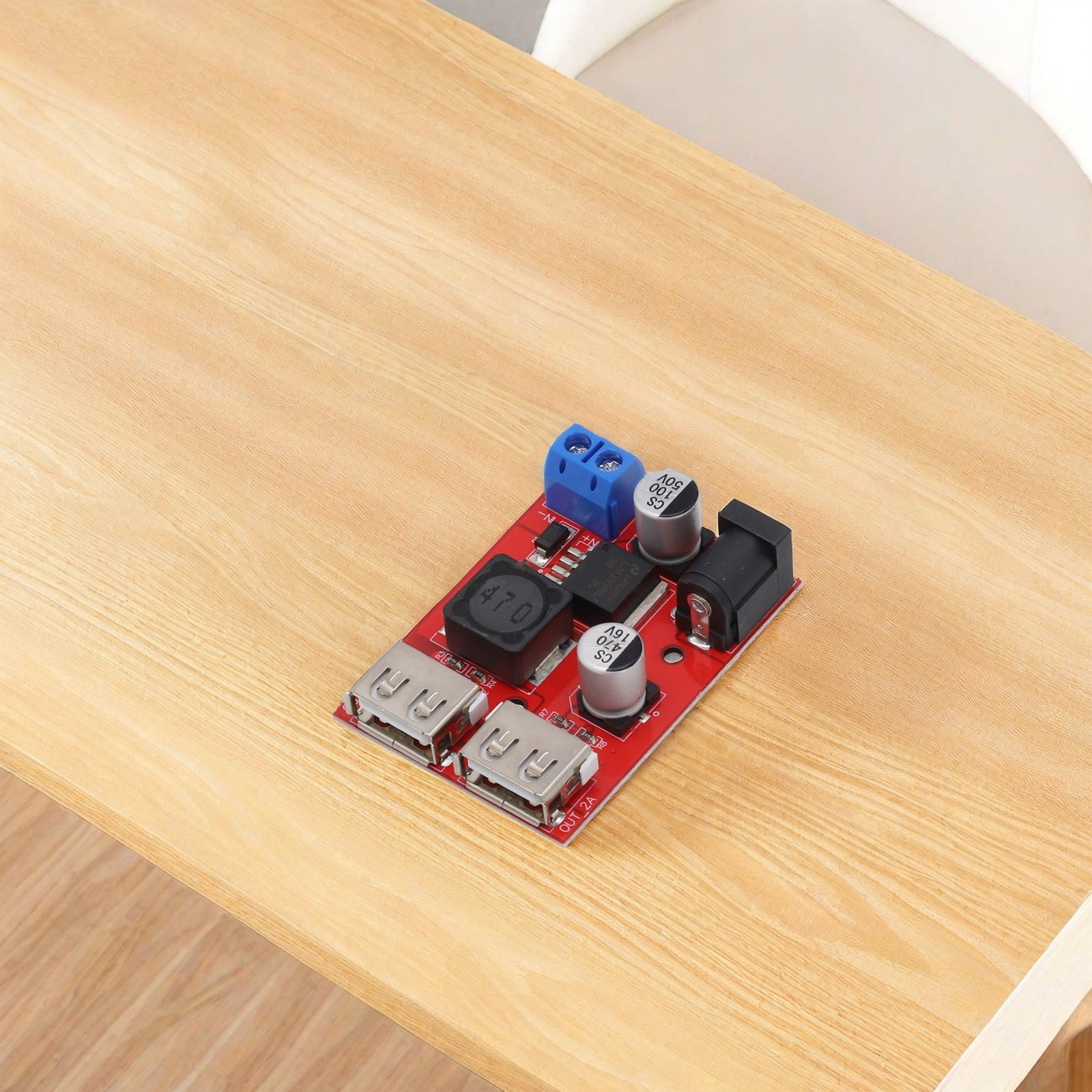 Efficient Solar Controller Charger with Dual USB Output and Wide Input Range