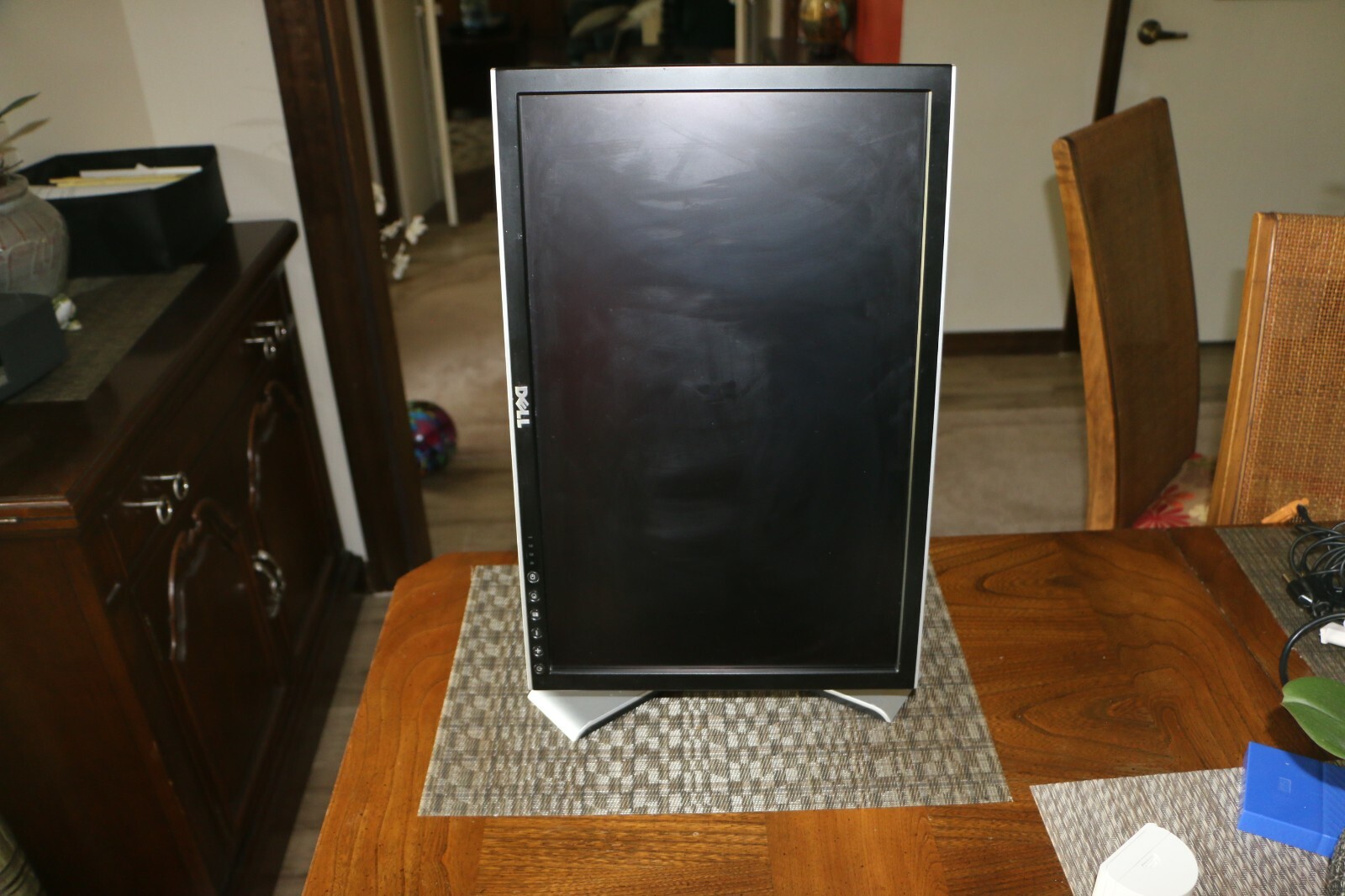 DELL 2007WFP LCD 20″ WIDESCREEN ULTRA SHARP MONITOR W/STAND NON-WORKING