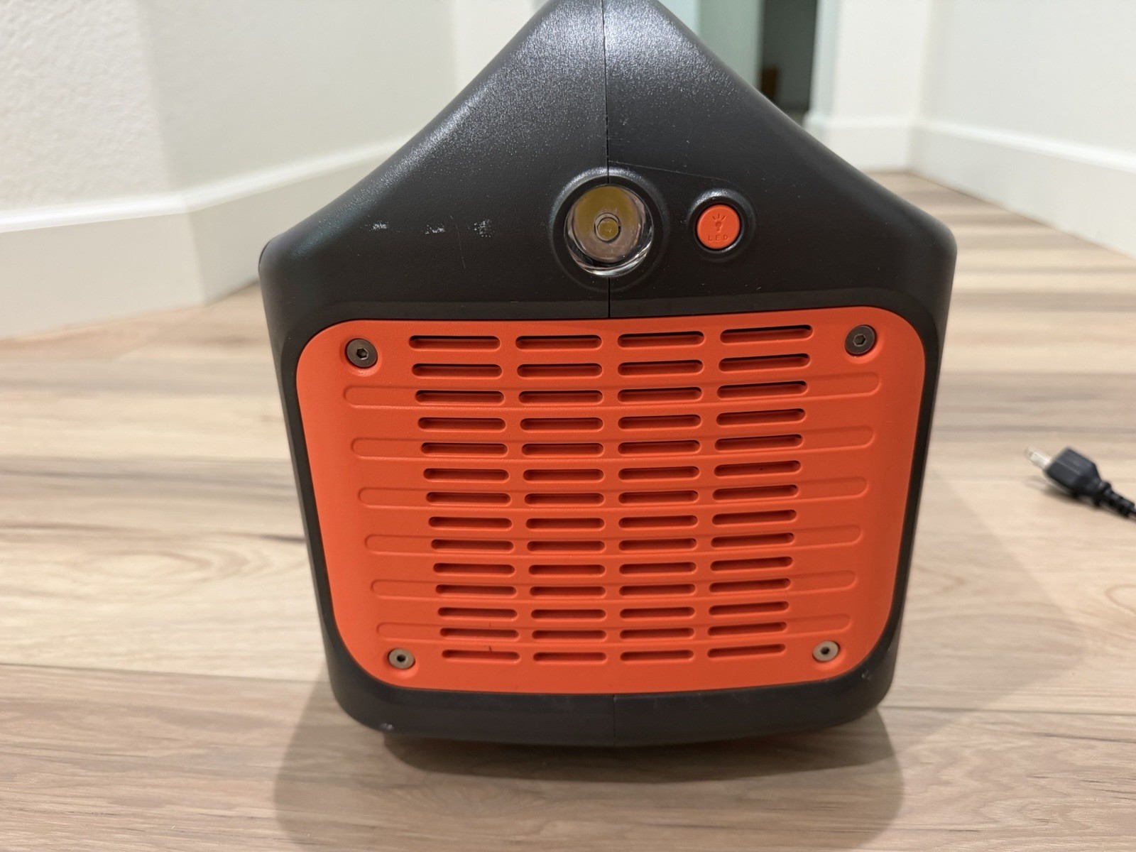 Jackery Explorer 1000 V1 With 2 Solar Saga 100 Solar Panels