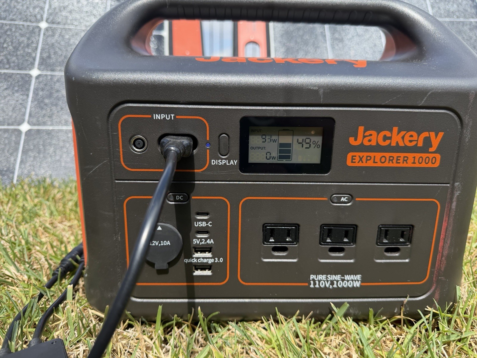 Jackery Explorer 1000 V1 With 2 Solar Saga 100 Solar Panels