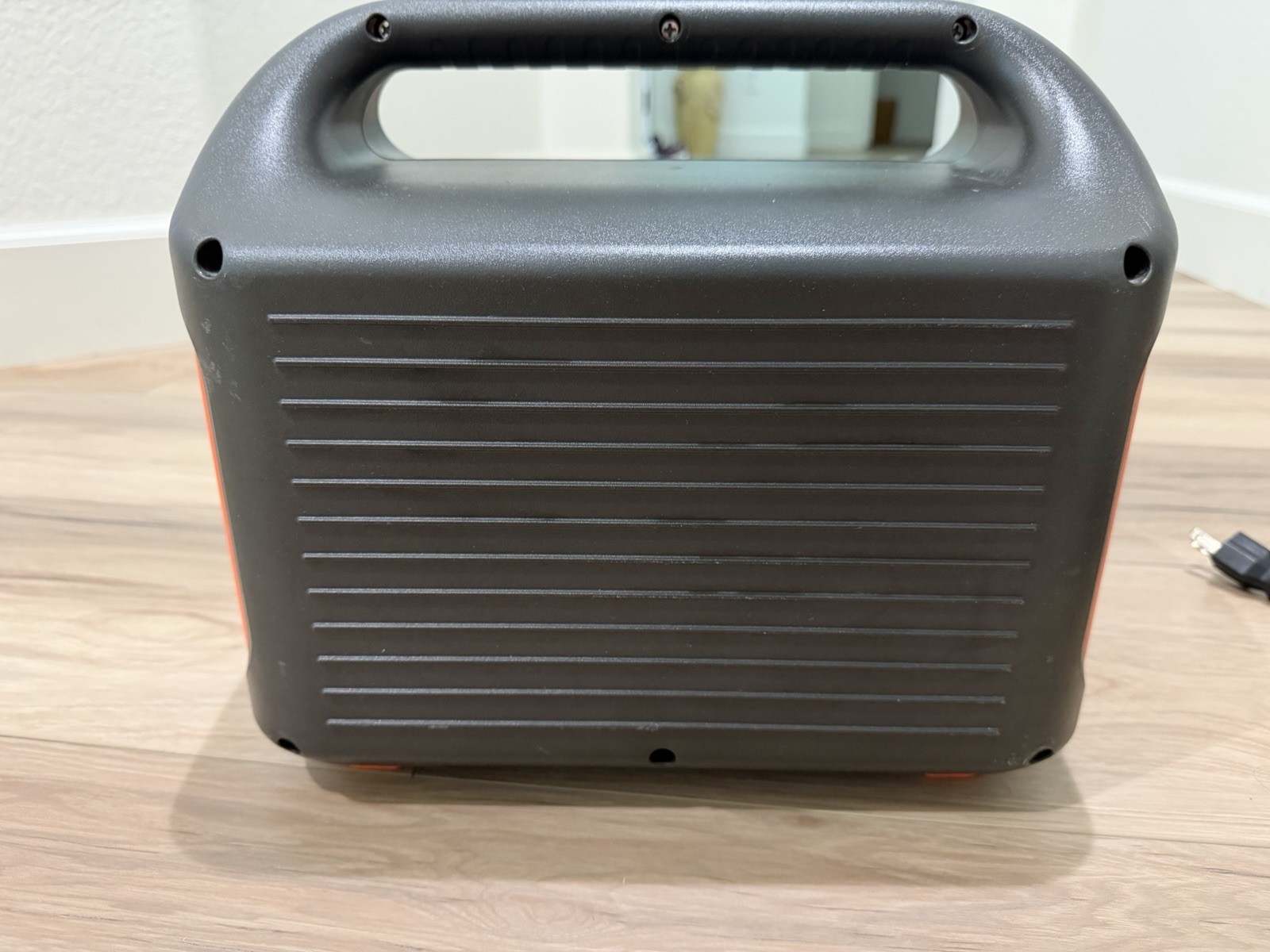 Jackery Explorer 1000 V1 With 2 Solar Saga 100 Solar Panels