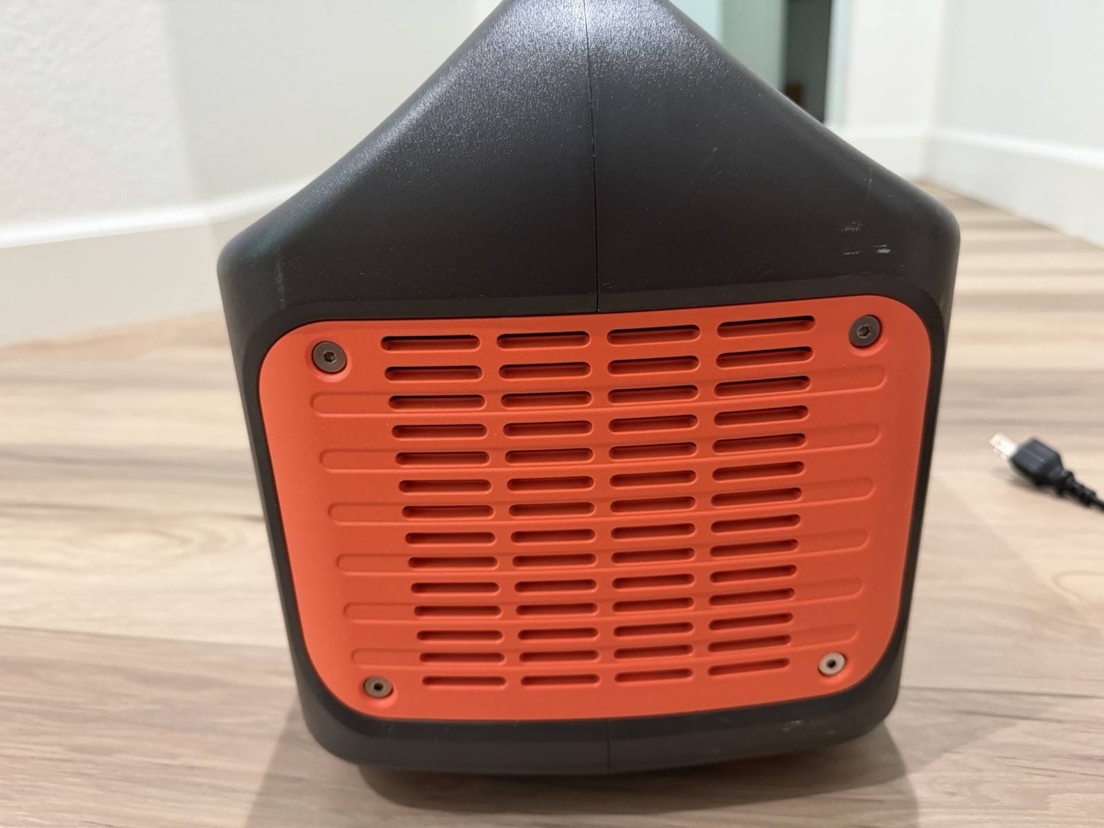 Jackery Explorer 1000 V1 With 2 Solar Saga 100 Solar Panels
