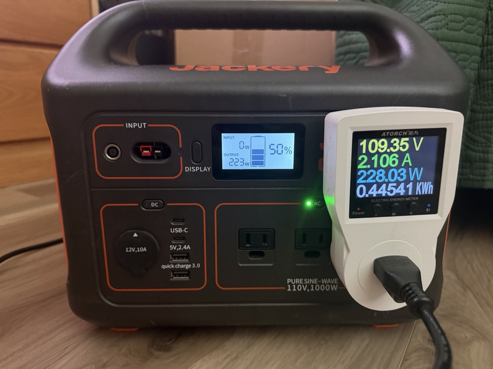 Jackery Explorer 1000 V1 With 2 Solar Saga 100 Solar Panels