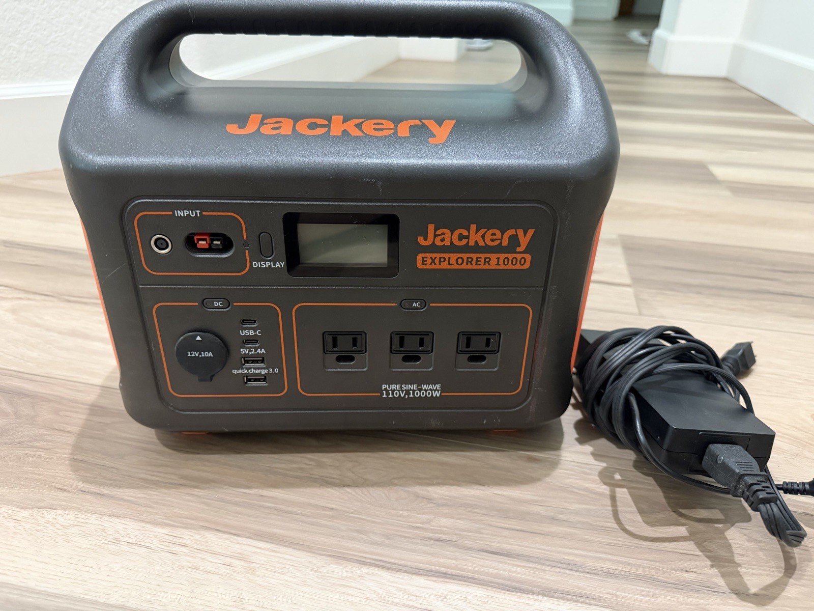 Jackery Explorer 1000 V1 With 2 Solar Saga 100 Solar Panels