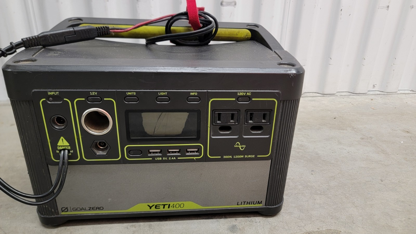Goal Zero Yeti 400 Portable Power Station Lithium, No Charger DAMAGED WORKING