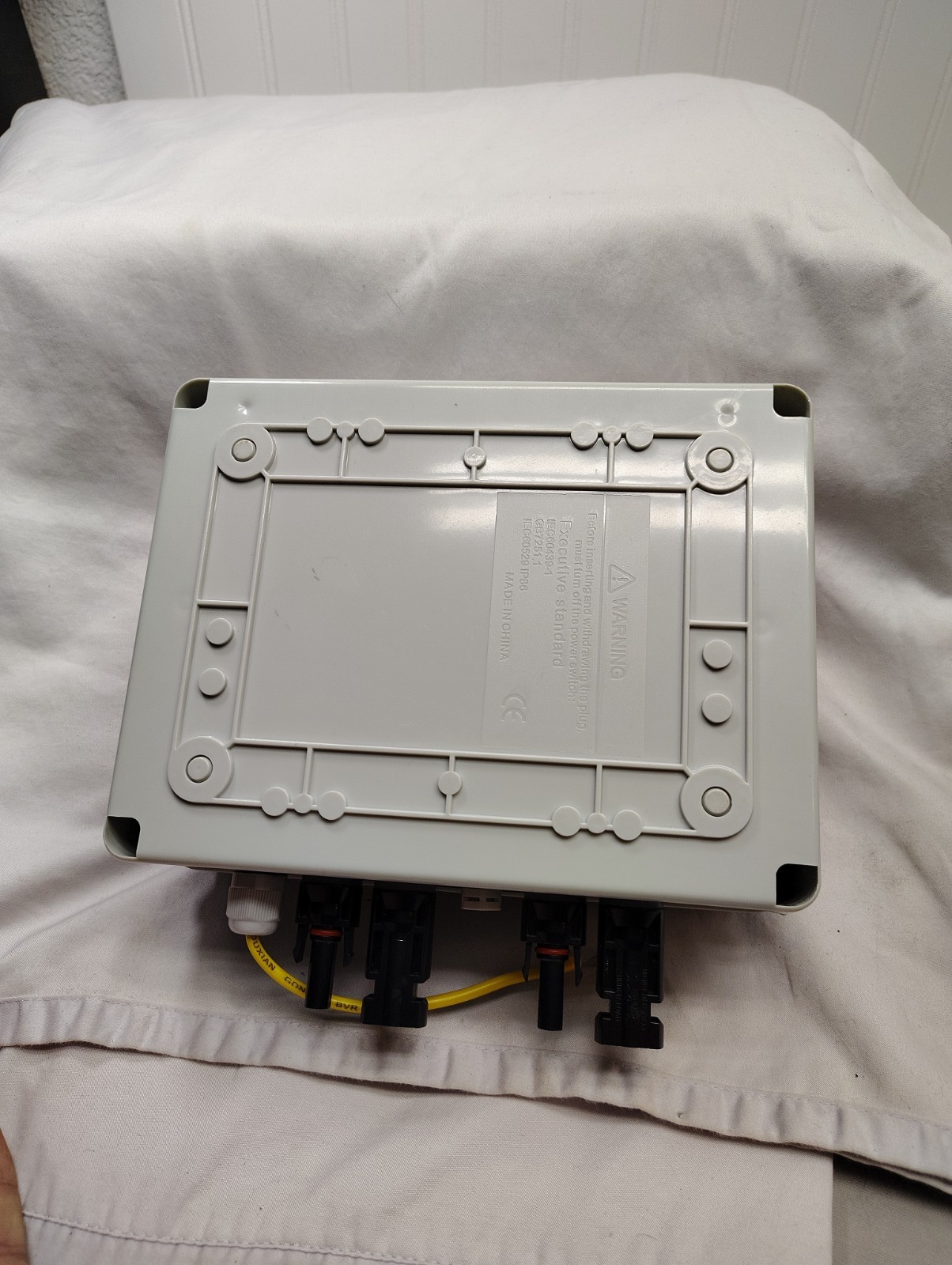 Solar DC PV Combiner Box 600V 1 String 15A Fuse 63A Breaker On/Off Grid