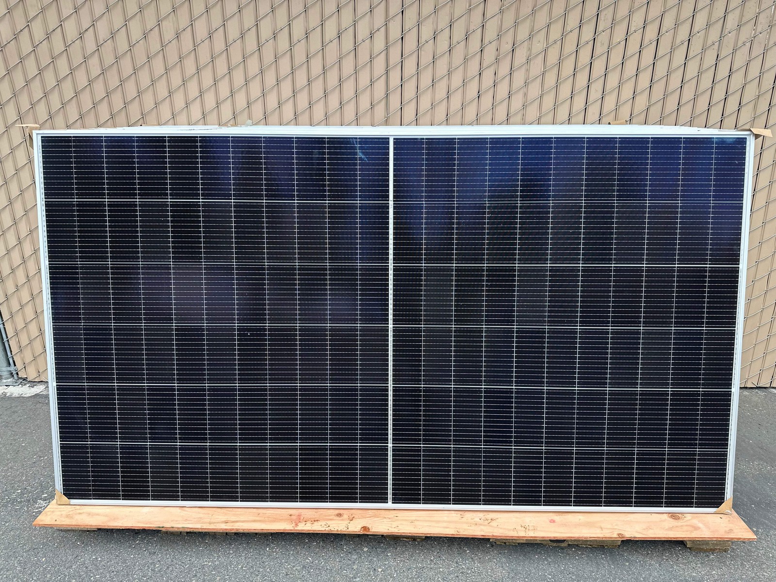 28 Pack Astronergy 650 Watts Bifacial Mono PERC Solar Panel 1500V CHSM66M(DG)