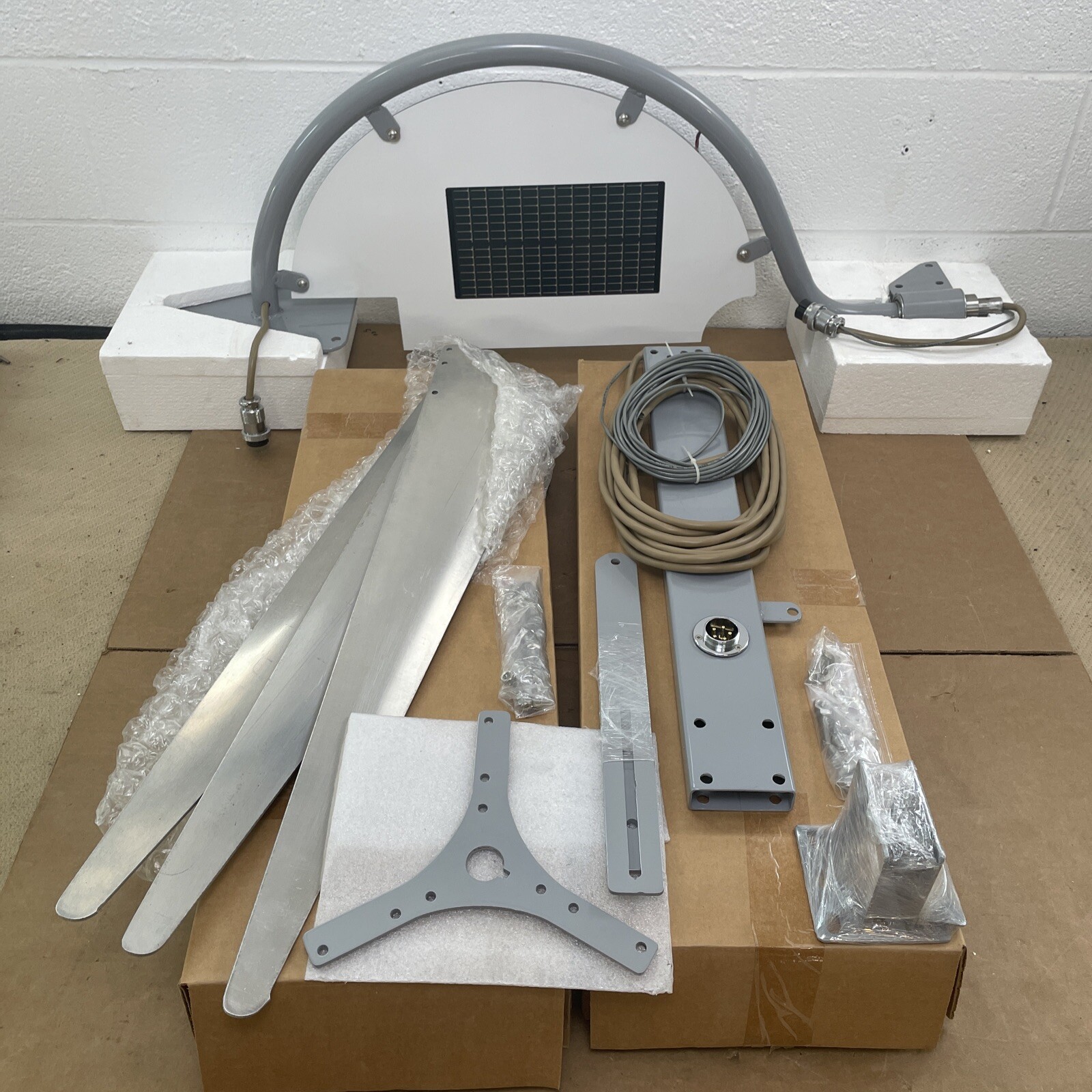 DYOCORE Solair 800 Hybrid Wind/Solar Power Generator! **PLEASE READ DESCRIPTION*