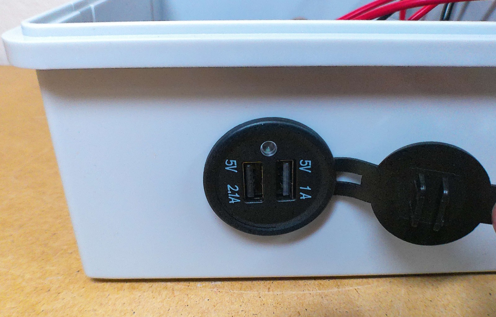 Power Distribution Box with Battery Adapter Fit for De.Walt 20V Battery