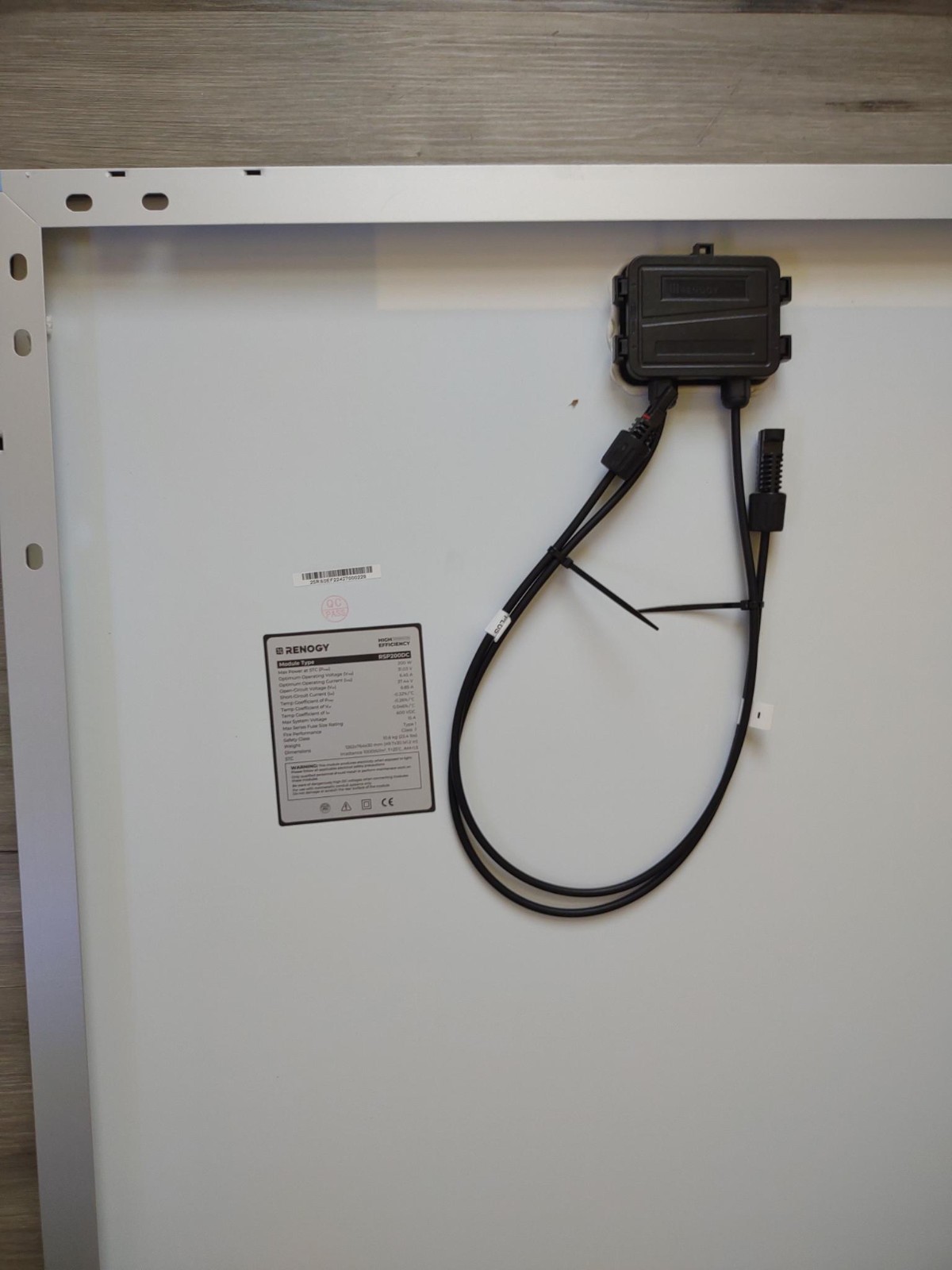 Renogy 200W RSP200DC Single Solar Panel 600 VDC 50 x 30 x 1.5 in *Cracked
