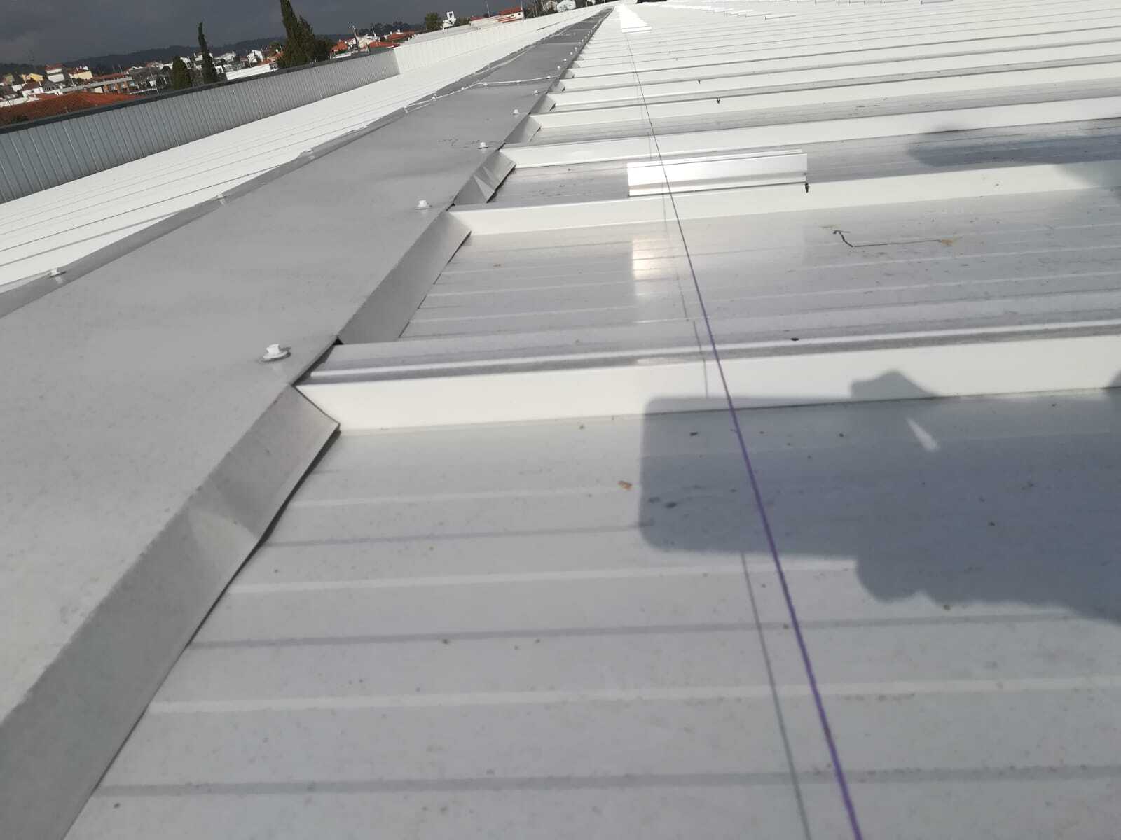 No-Drill Solar Panel Mounting Kit for Metal & Sandwich Roofs – 3M Bonded Rails