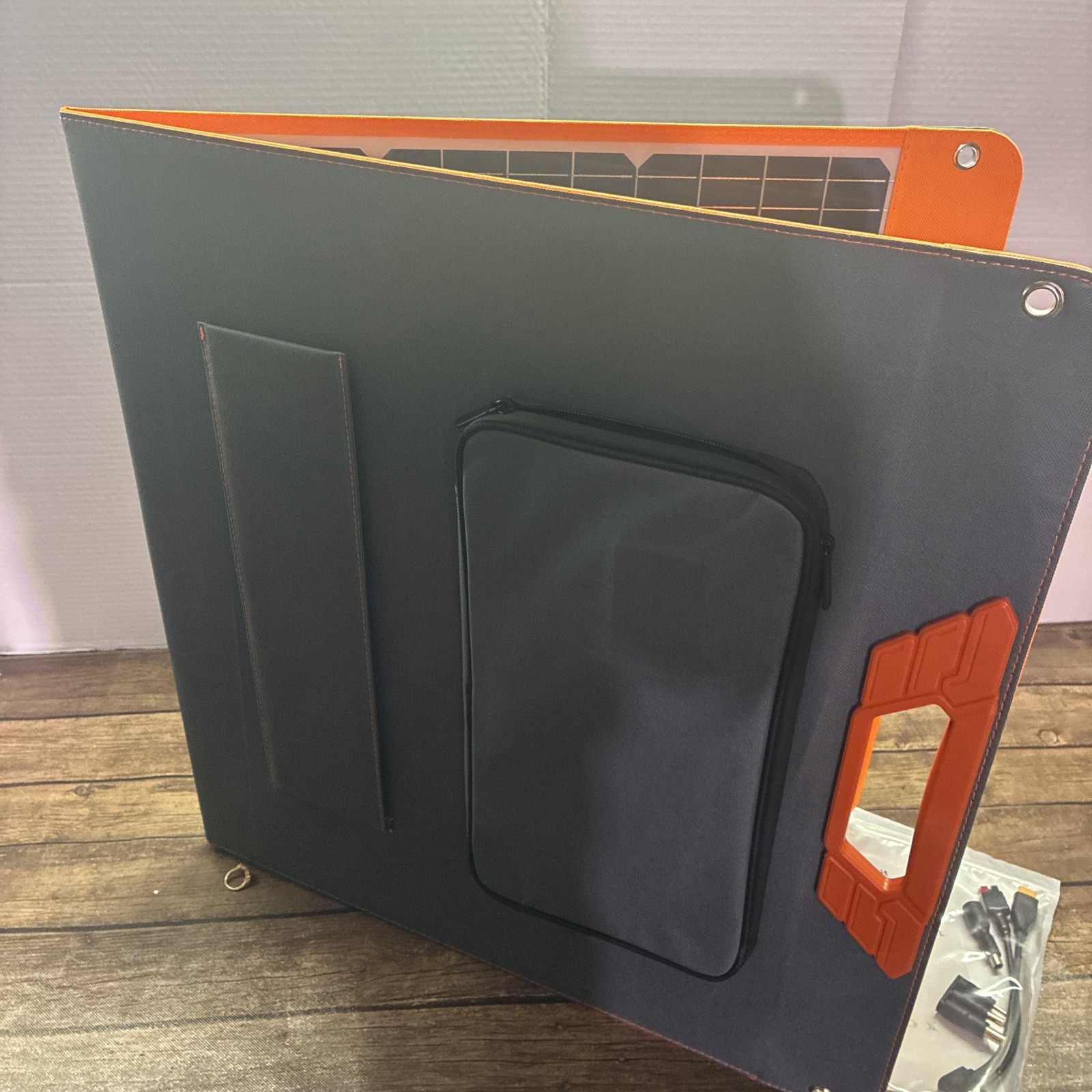 LUVKNIT Portable Solar Panel 100w/18v New Condition 23” x 22”