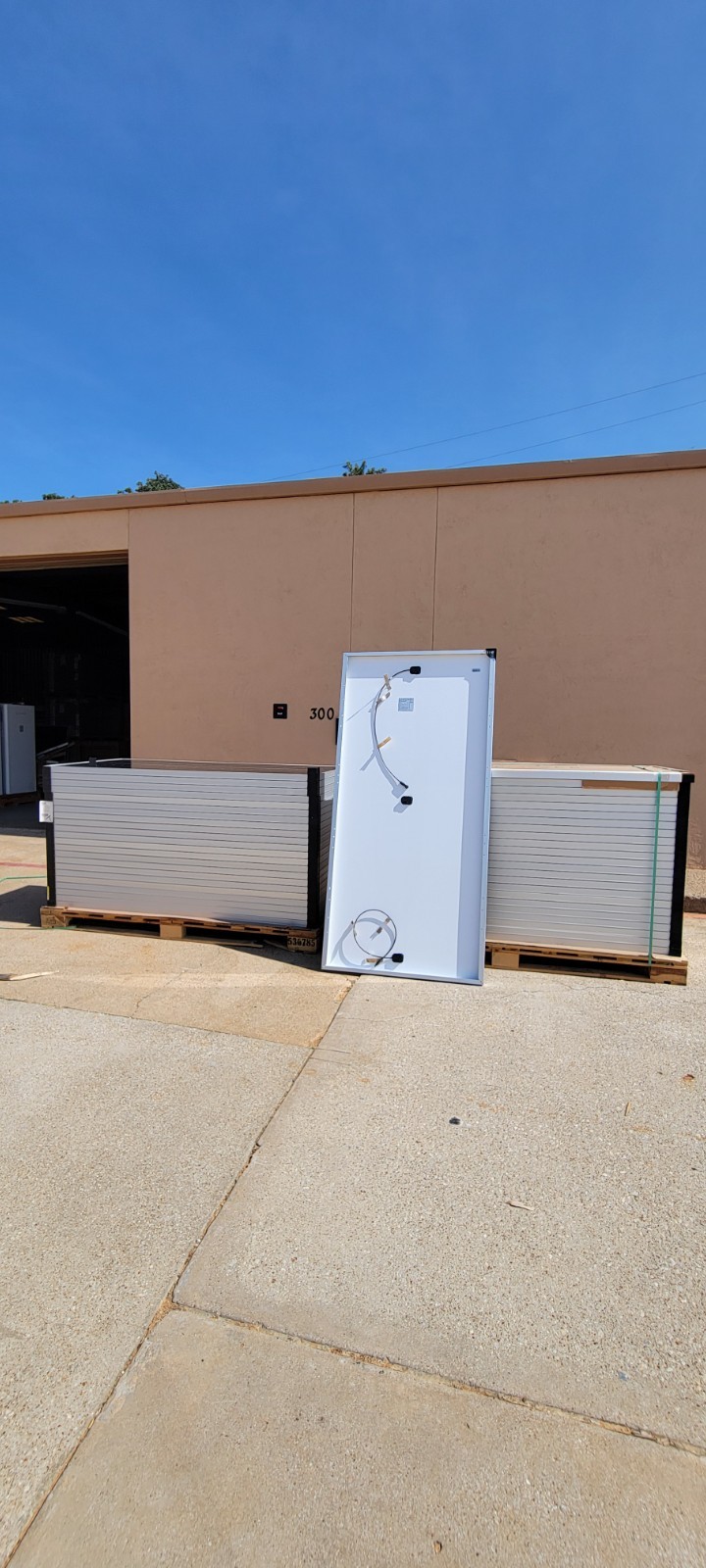 23pc Pallet of Sunpower SPR-P19-390-COM 390 Watt Solar Panels NEW