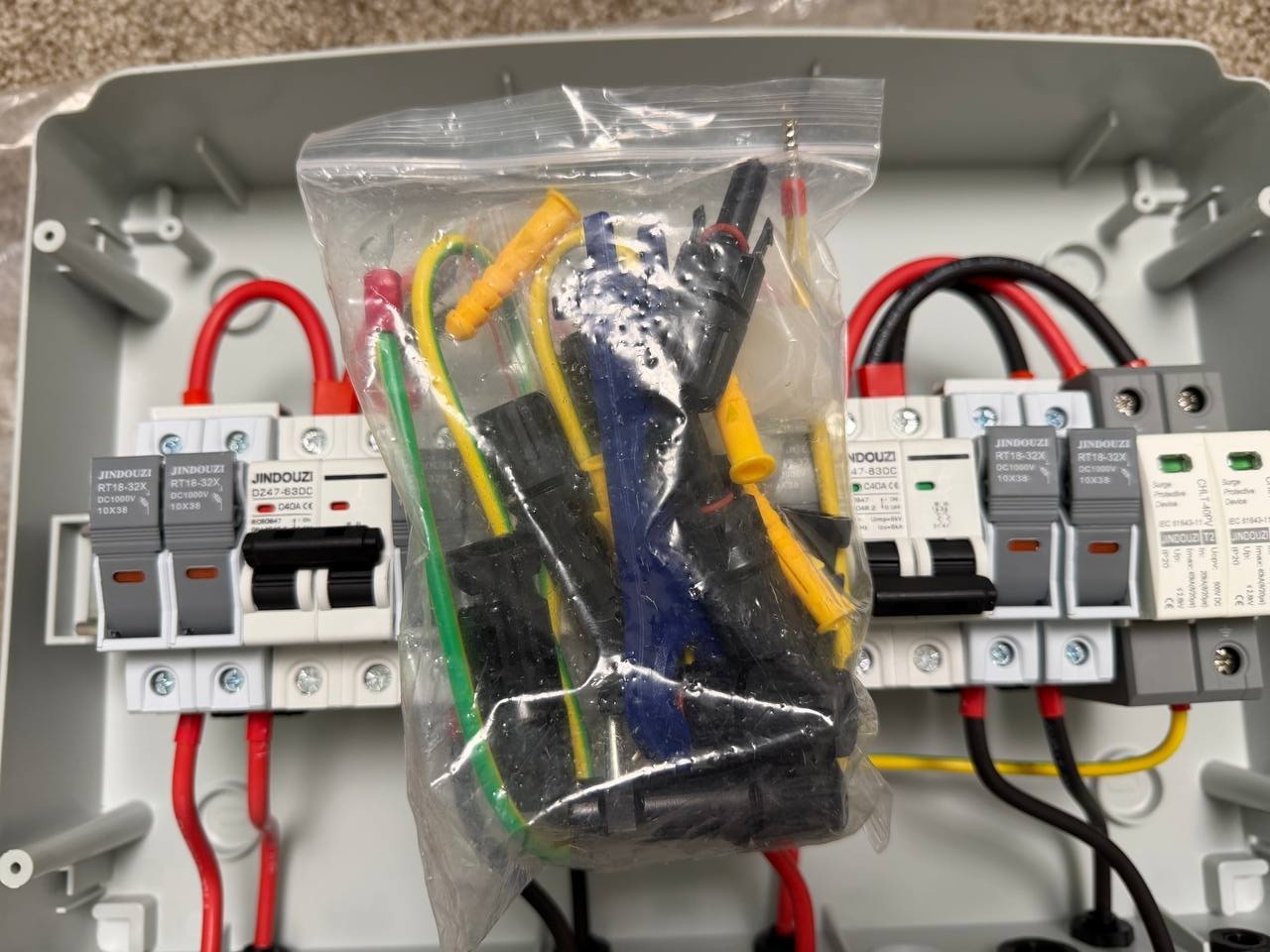 4 in 2 Out Solar PV Combiner Box 40A DC 500V DC IP65 4 String Input 20A PV Fuses