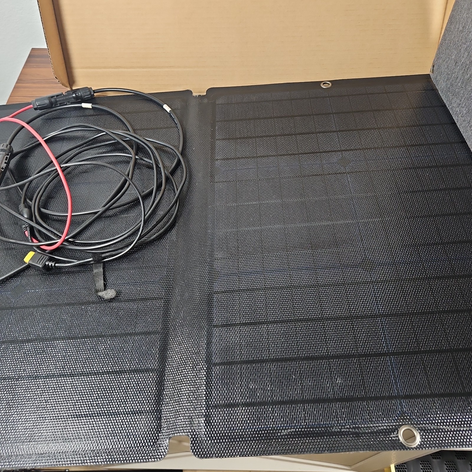 EcoFlow 110W Portable Solar Panel Foldable – Zipper broke on carry case.