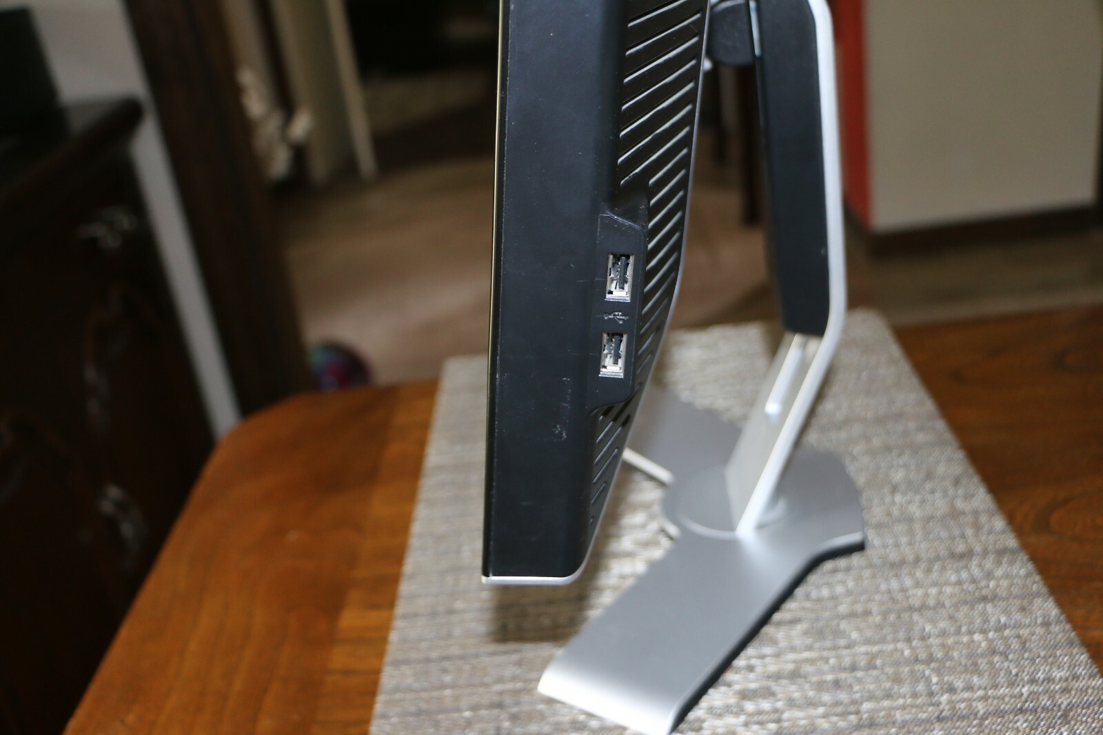 DELL 2007WFP LCD 20″ WIDESCREEN ULTRA SHARP MONITOR W/STAND NON-WORKING