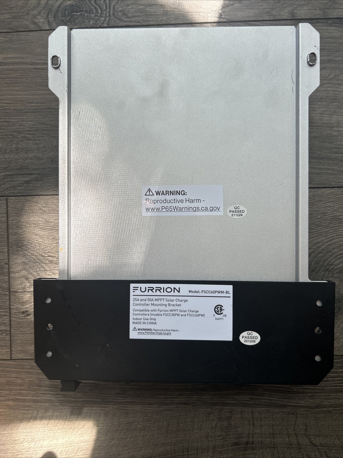 Furrion® 50A Wall Mount MPPT Solar Charge Controller W/Bracket – FSCC60PSW-BL