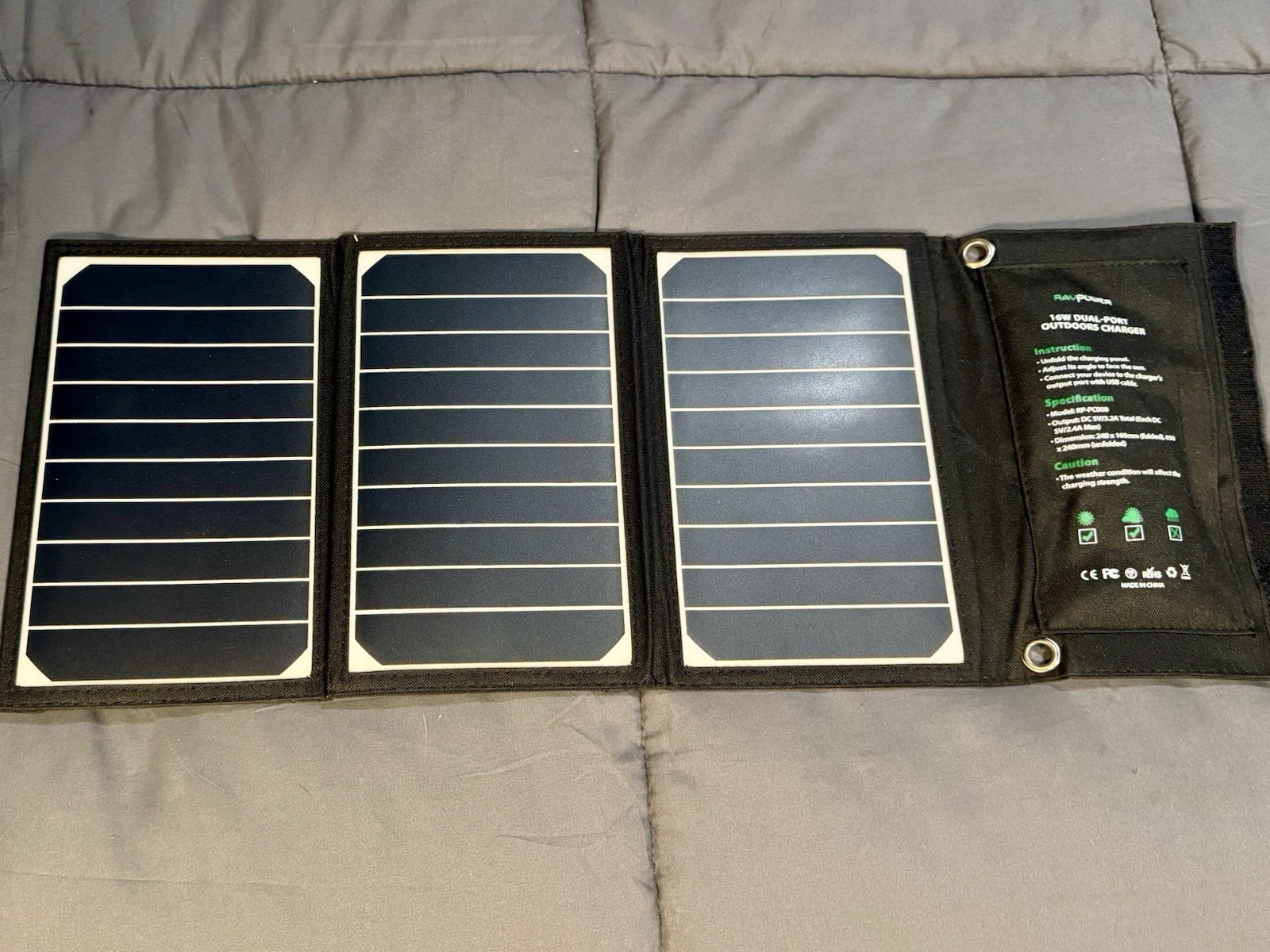 16W OUTDOOR FOLDABLE DUAL-PORT SOLAR CHARGER Model RP-PC008 a RavPower product