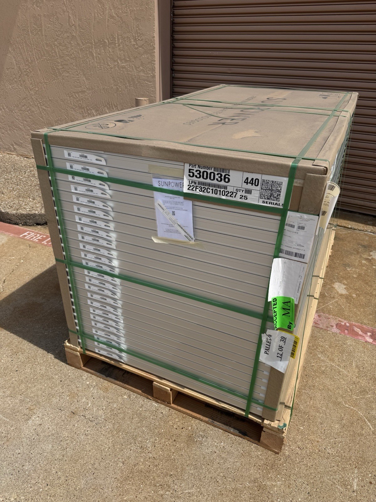 25PC Pallet of SunPower Maxeon 440W SPR-A440-COM Solar Panels