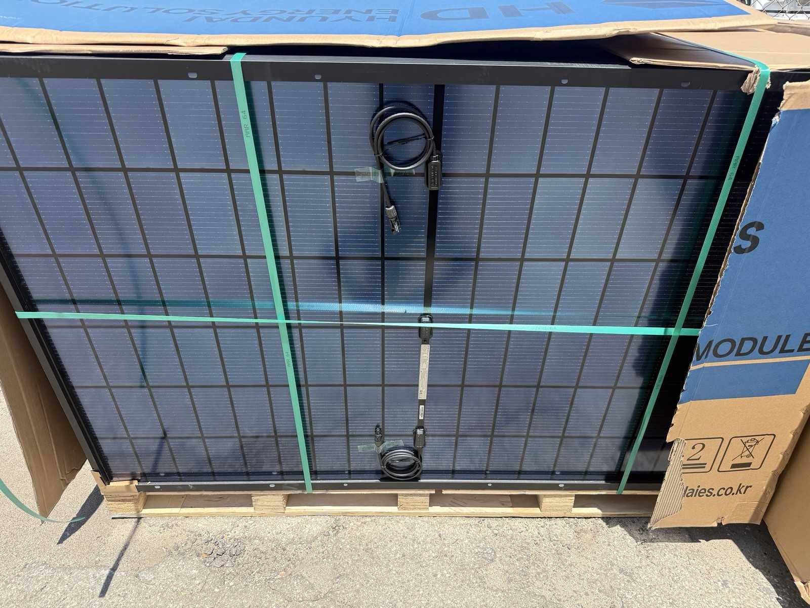 Hyundai Solar Panel HiN-T440 NF(BK). 440 Watt BiFacial Panels Brand New