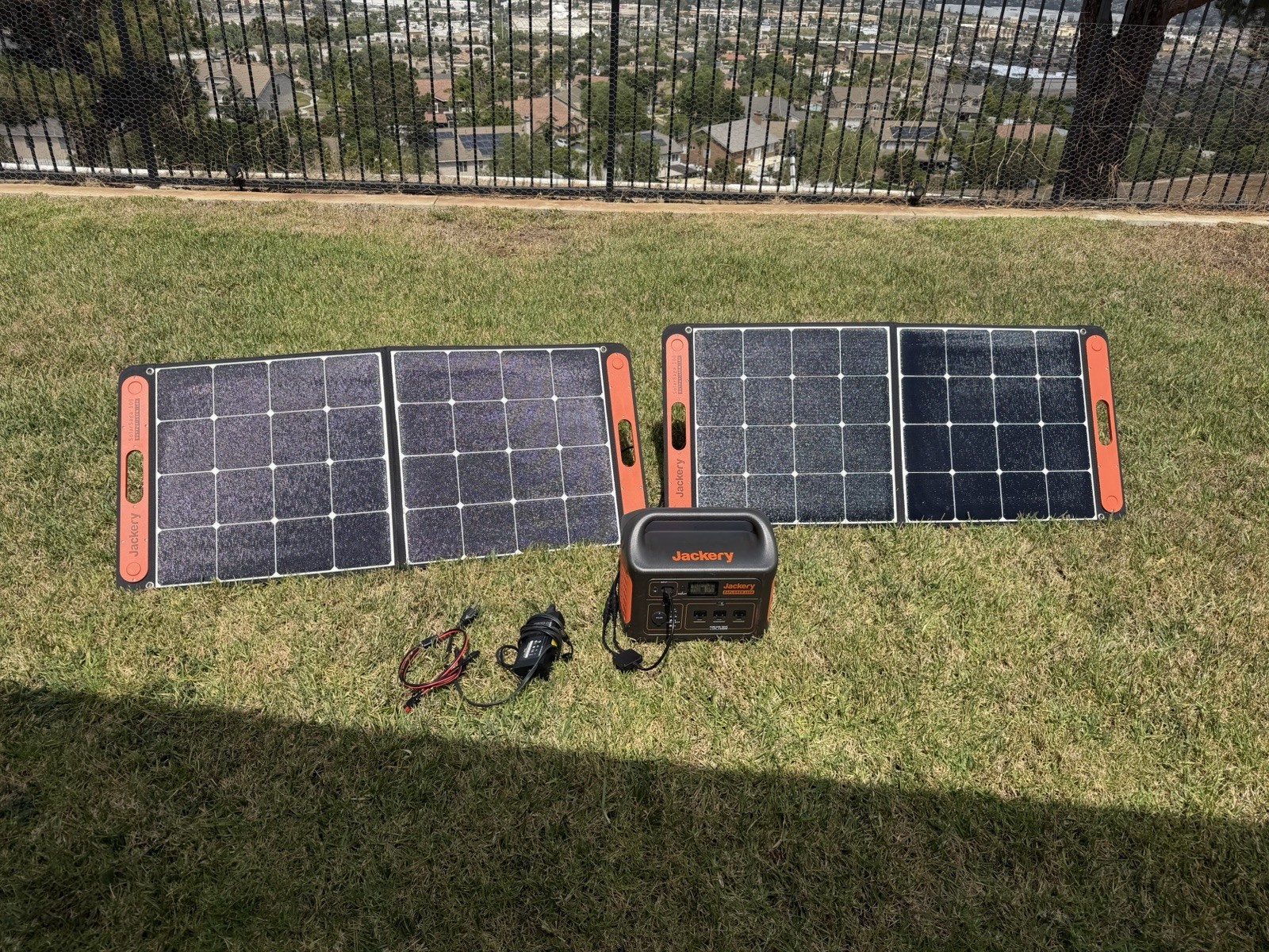 Jackery Explorer 1000 V1 With 2 Solar Saga 100 Solar Panels