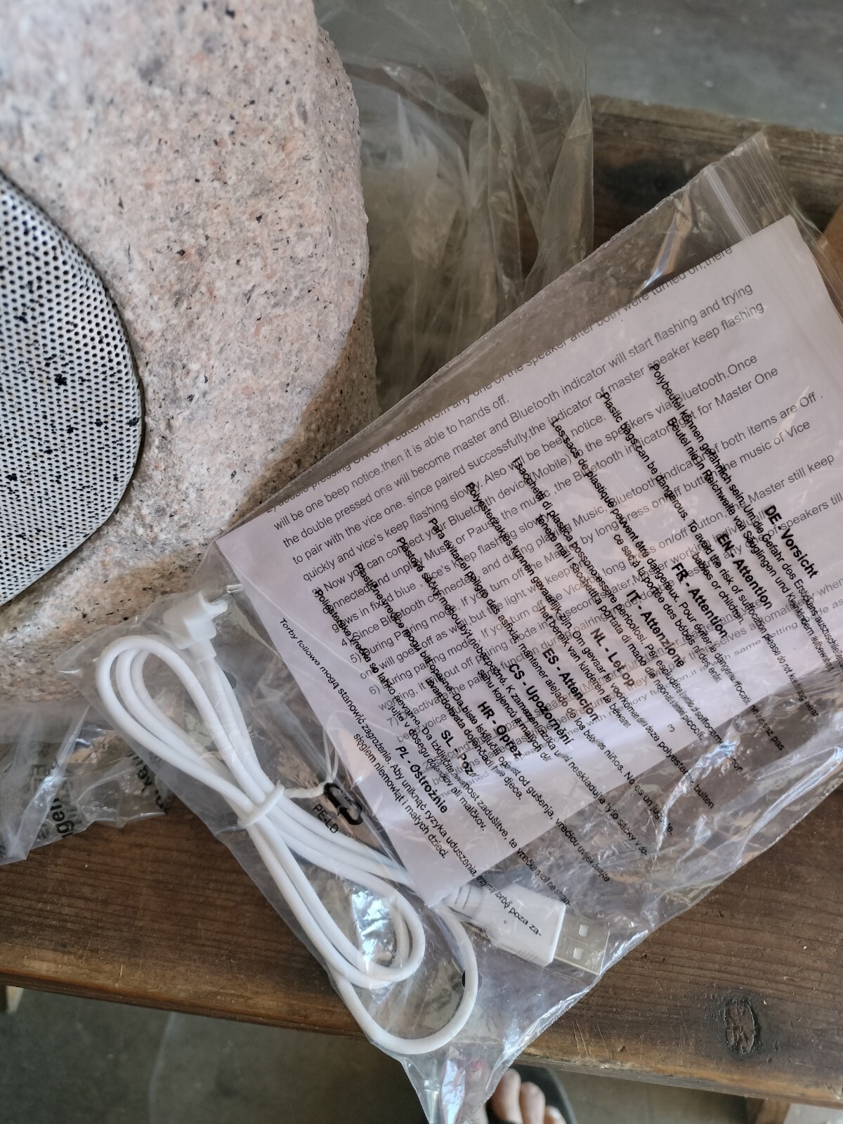 Solar LED Stone with Bluetooth BT Speaker. New Open Box