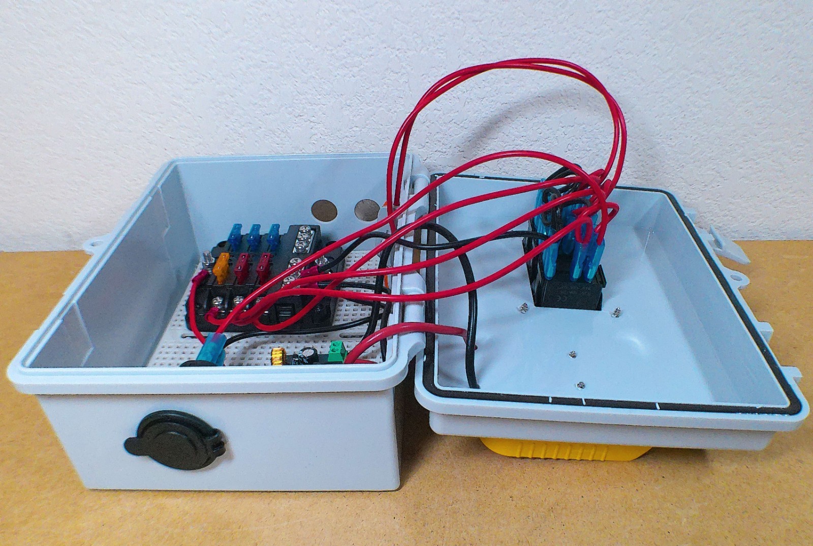 Power Distribution Box with Battery Adapter Fit for De.Walt 20V Battery