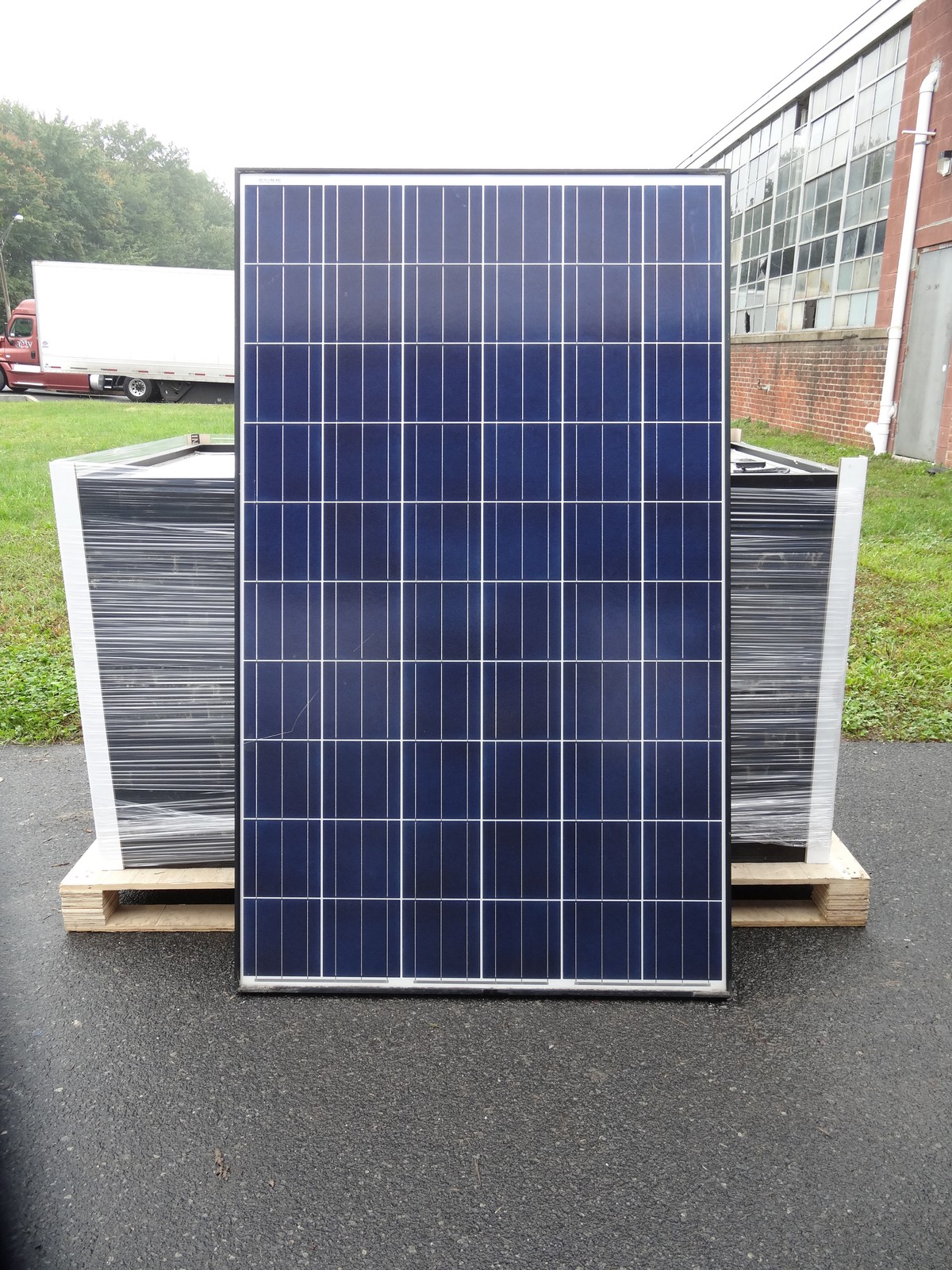 Jinko Solar JKM260P-60 260 Watt 260W 31.1V 8.37A 65″ x 39.10″ Poly Solar Panels