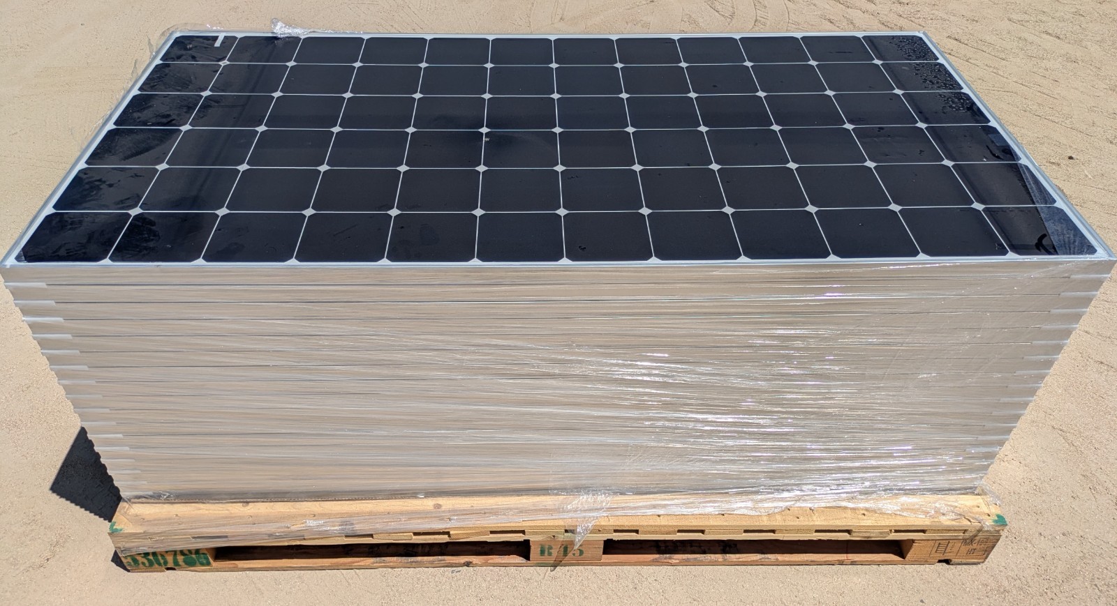 17 x SunPower Solar Panels 440W Lot of 17 Pieces. SPR-A440-COM