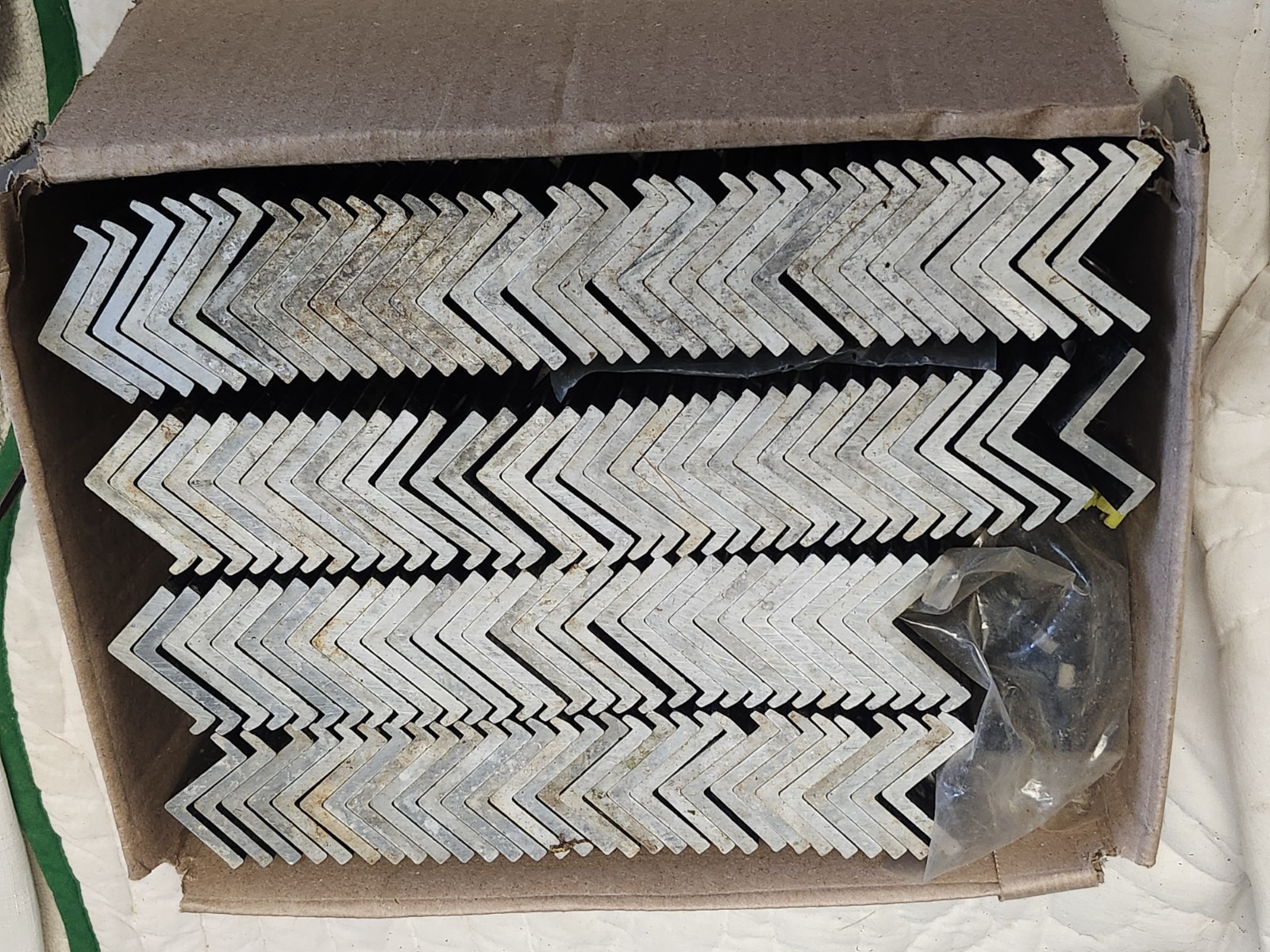290 Solar Panel “Z” Clips Aluminum Hold Downs 1×1.5″ Priority Mail Flat Rate Box